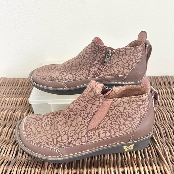 Algeria Floral Butterfly Boot - Picture 2 of 13
